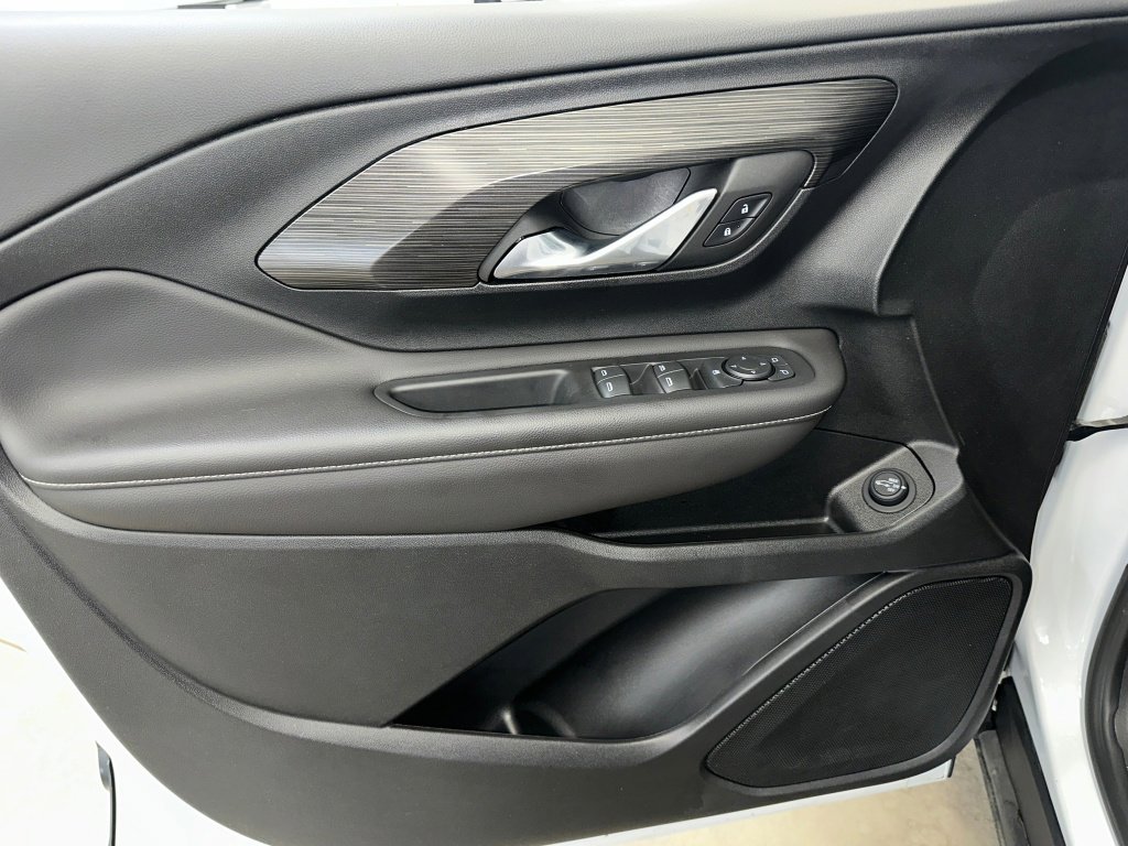 Used 2022 GMC Terrain SLE w/ Driver Convenience Package image 4