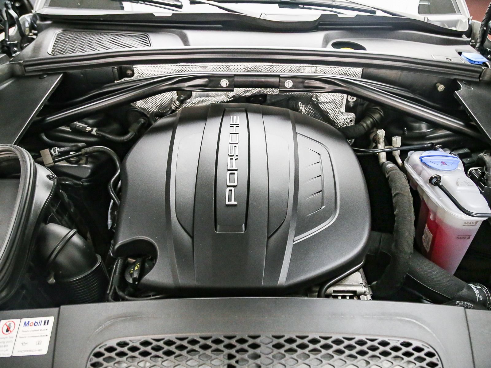 Certified 2017 Porsche Macan AWD/4WD image 31