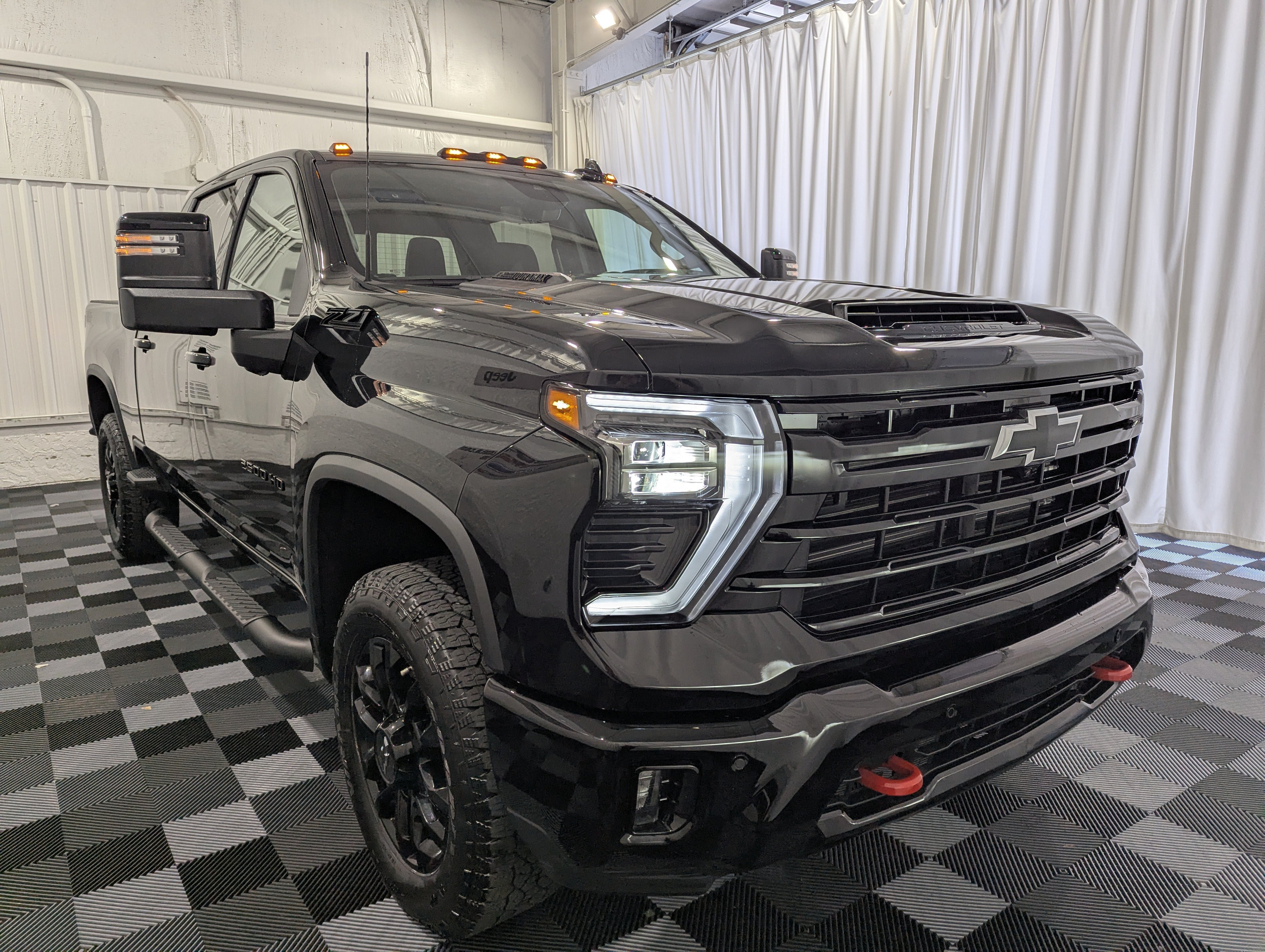 Used 2025 Chevrolet Silverado 2500 LTZ w/ LTZ Plus Package AWD/4WD image 5