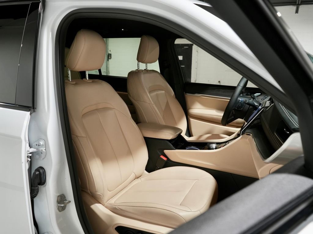 Used 2023 Jeep Grand Cherokee L Limited w/ Black Appearance Package image 23