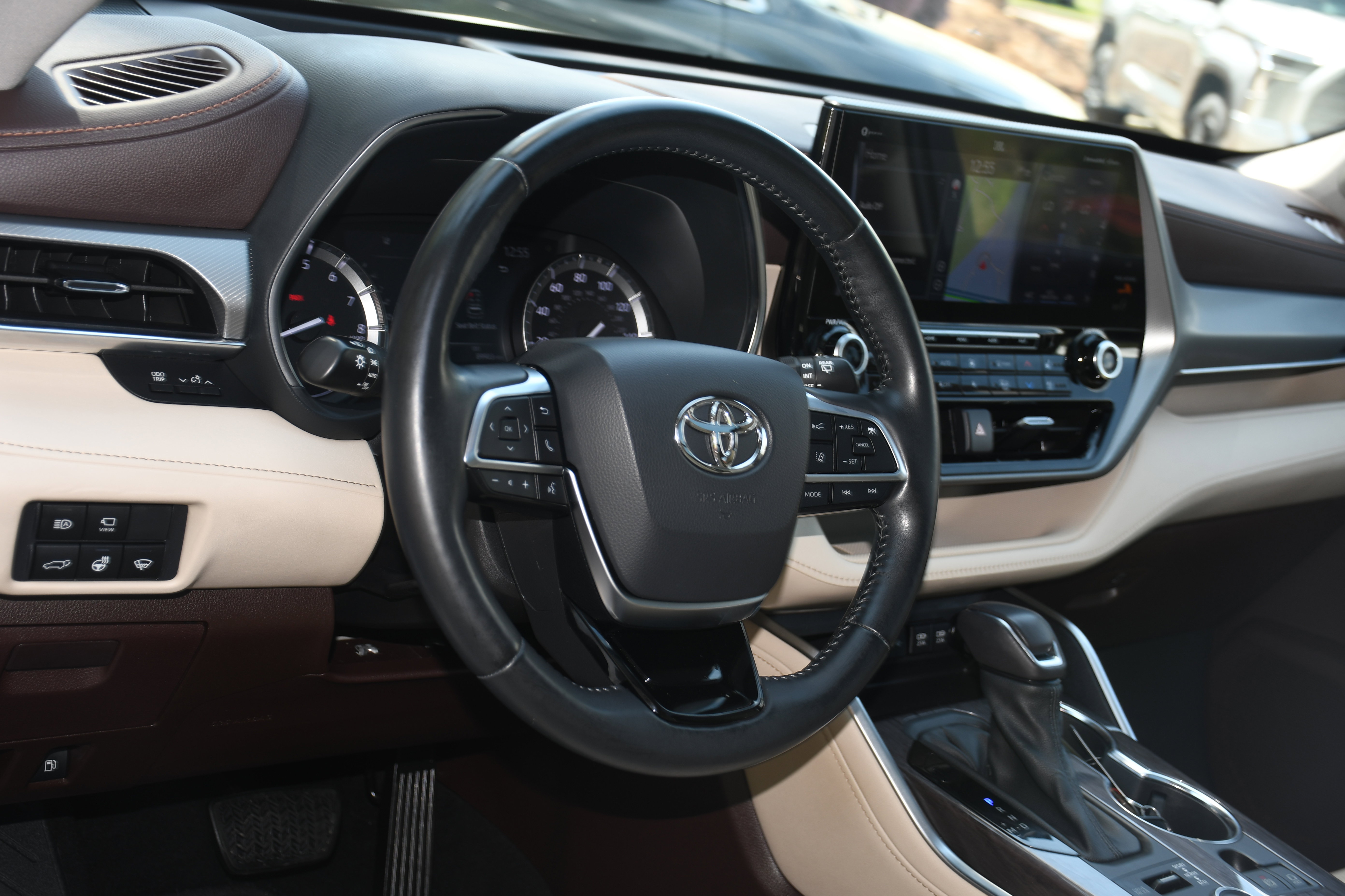 Used 2021 Toyota Highlander Platinum image 9