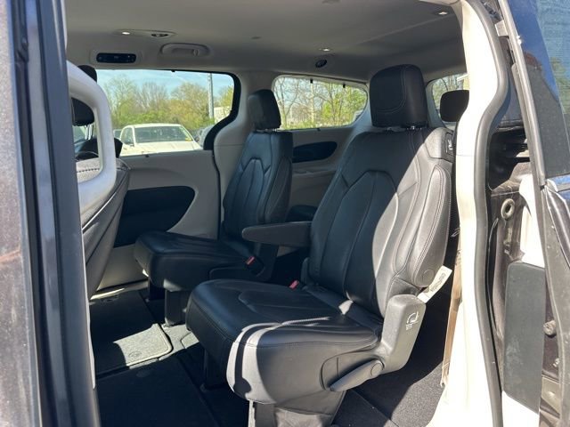 Used 2018 Chrysler Pacifica Touring-L Plus image 18
