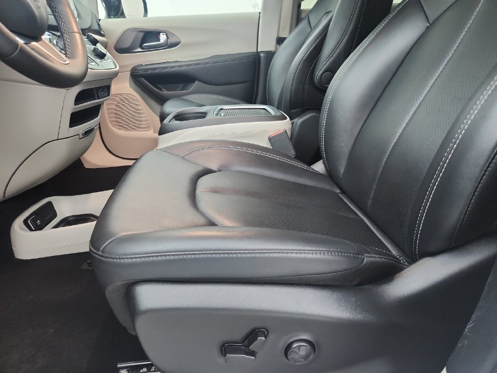 Certified 2024 Chrysler Pacifica Touring-L FWD image 22