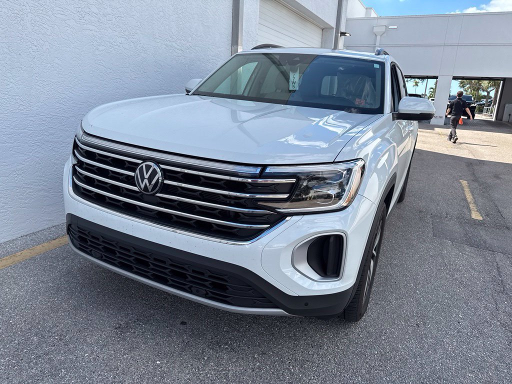 Certified 2025 Volkswagen Atlas SE w/ Panoramic Sunroof Package FWD image 5
