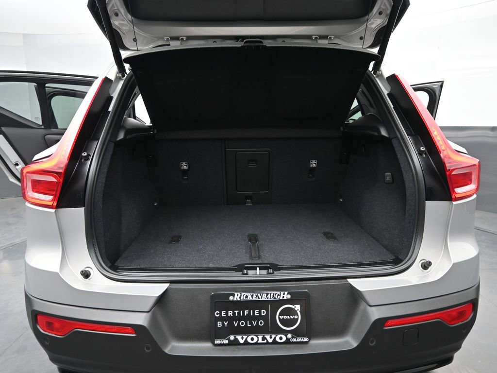 Used 2025 Volvo XC40 B5 Plus image 16