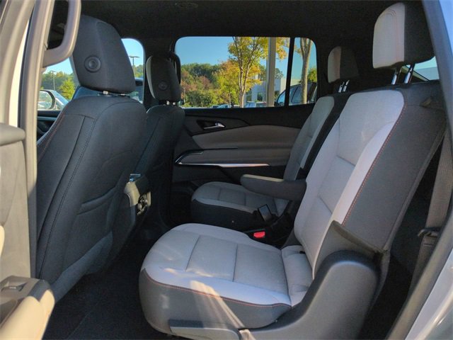 Used 2025 Chevrolet Traverse LT image 13