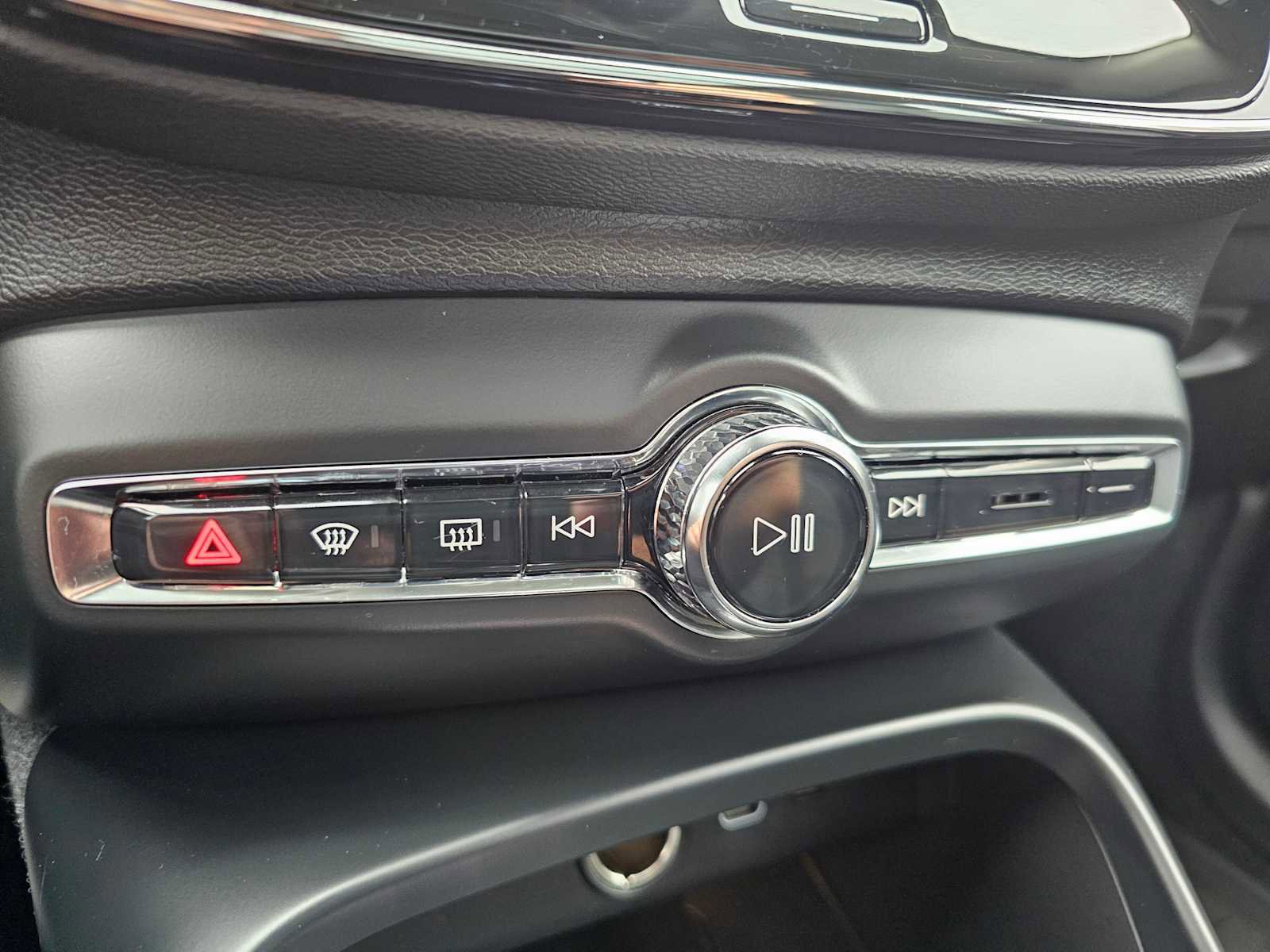 Certified 2024 Volvo XC40 B5 Ultimate w/ Protection Package Premier image 32