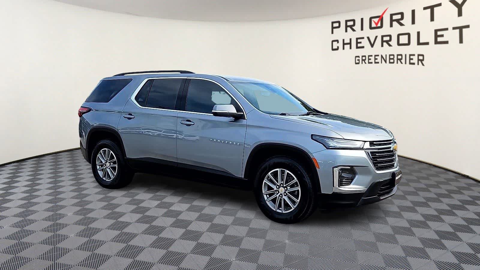 Used 2023 Chevrolet Traverse LT FWD image 2
