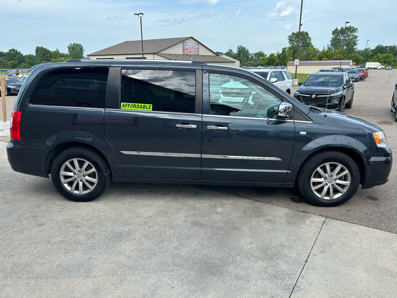 Used 2014 Chrysler Town & Country Touring-L FWD image 4