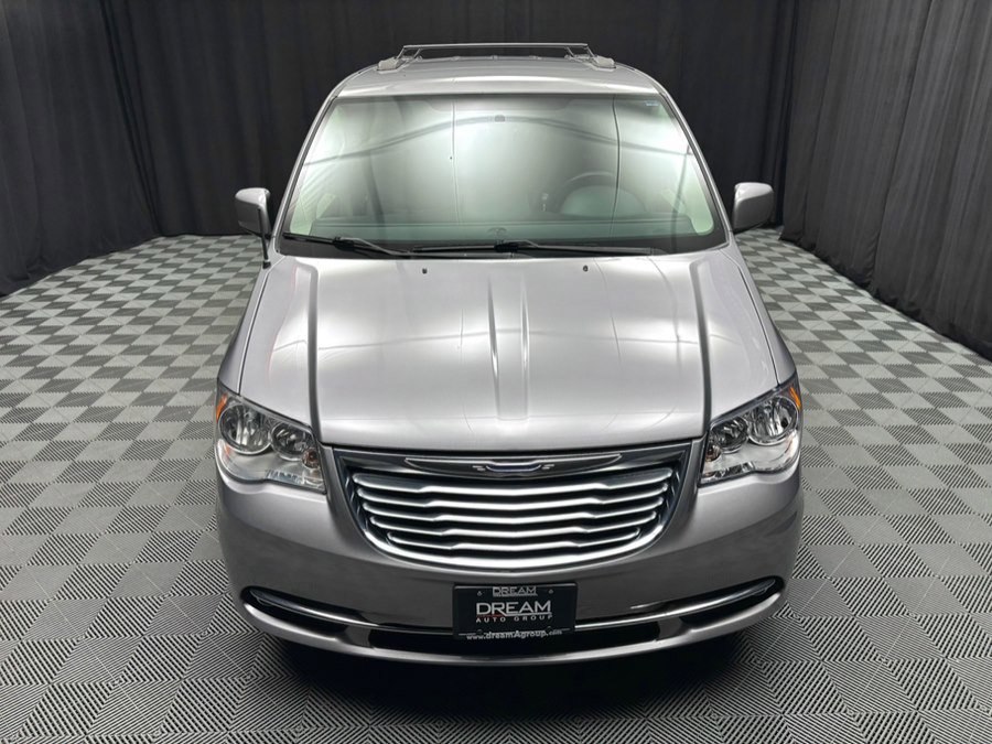 Used 2016 Chrysler Town & Country Touring w/ Driver Convenience Group image 8