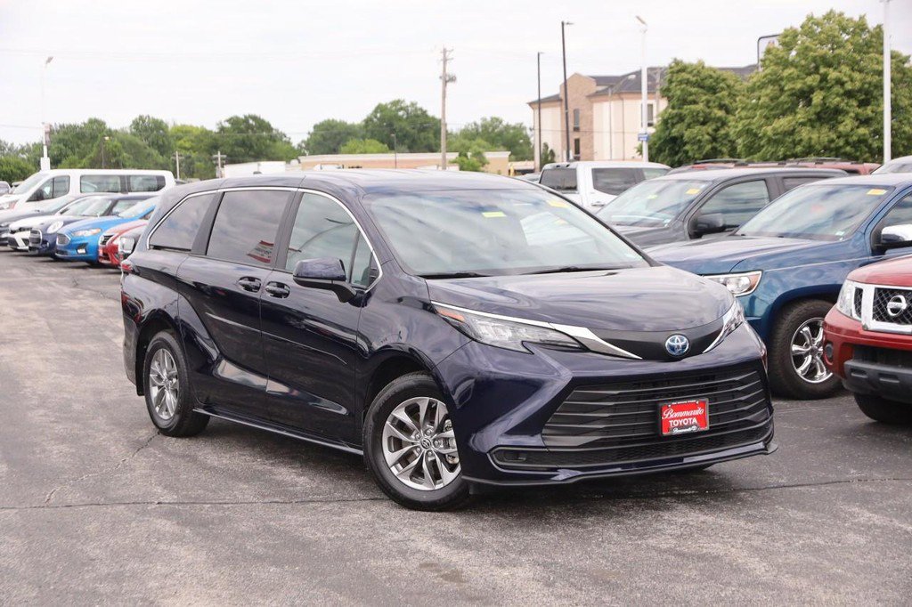 Used 2025 Toyota Sienna LE AWD/4WD image 2
