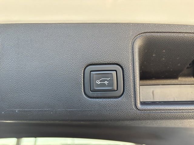 Used 2024 GMC Terrain SLE w/ Driver Convenience Package image 17