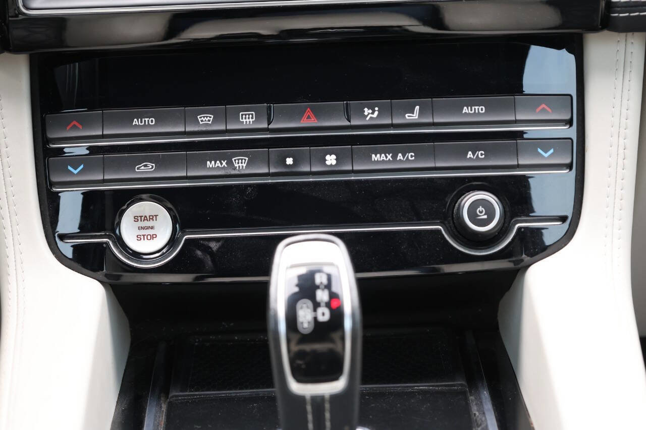 Used 2020 Jaguar F-PACE SVR image 21