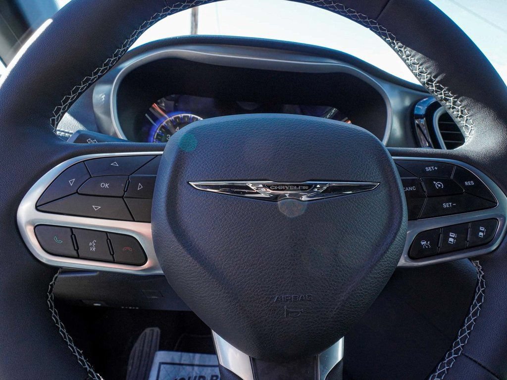 New 2026 Chrysler Pacifica Select FWD image 23