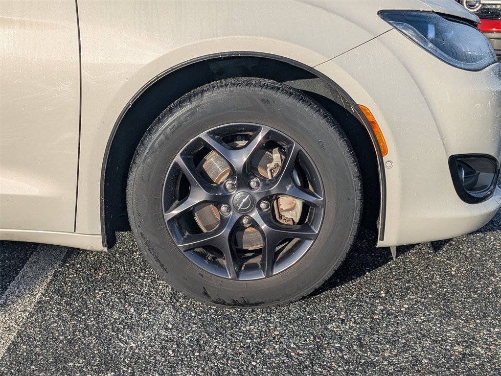 Used 2020 Chrysler Pacifica Touring-L Plus image 9