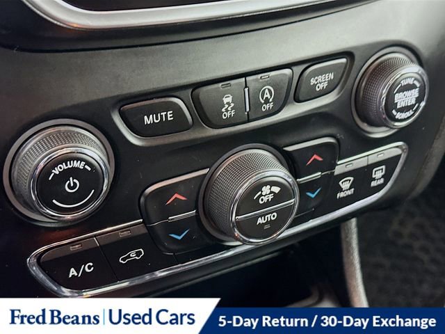 Used 2019 Jeep Cherokee Latitude Plus w/ Comfort/Convenience Group AWD/4WD image 17