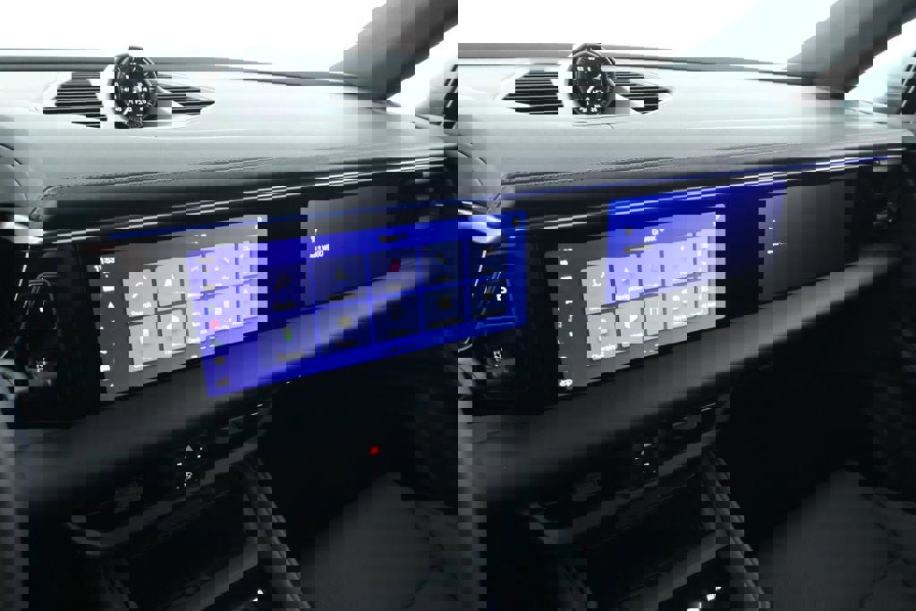 Used 2025 Porsche Macan Electric w/ Premium Package image 21