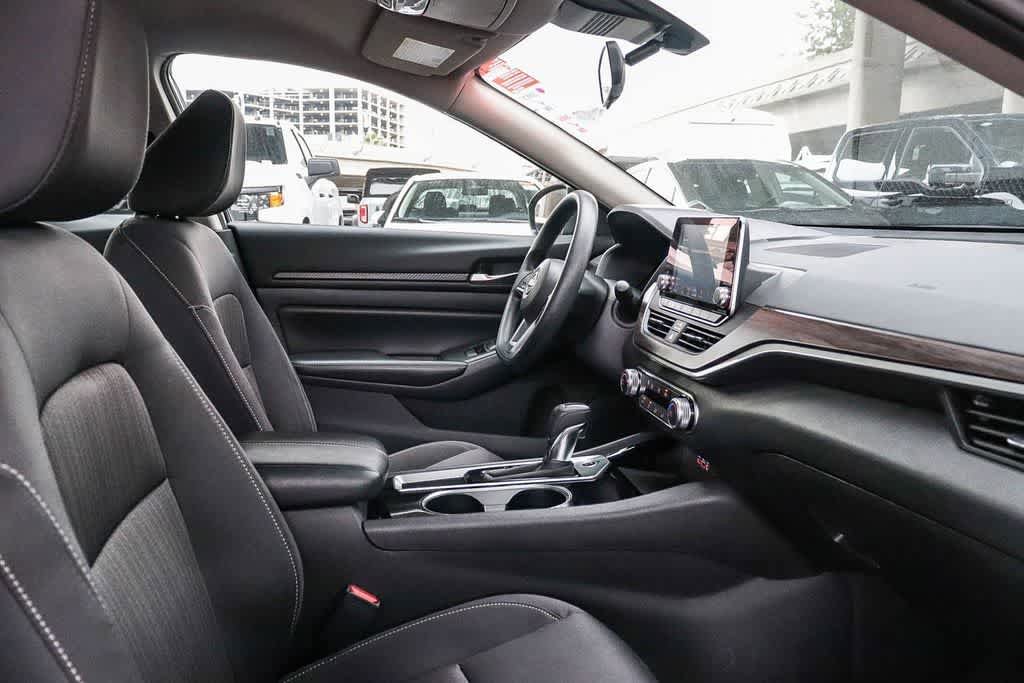 Used 2024 Nissan Altima 2.5 SV FWD image 16