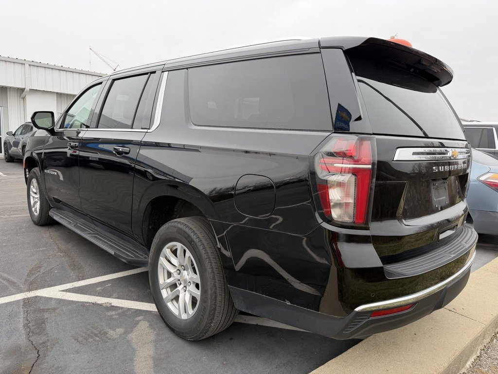 Used 2024 Chevrolet Suburban LT image 3