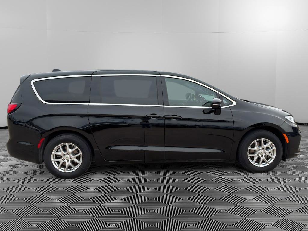 Used 2026 Chrysler Pacifica Select image 2