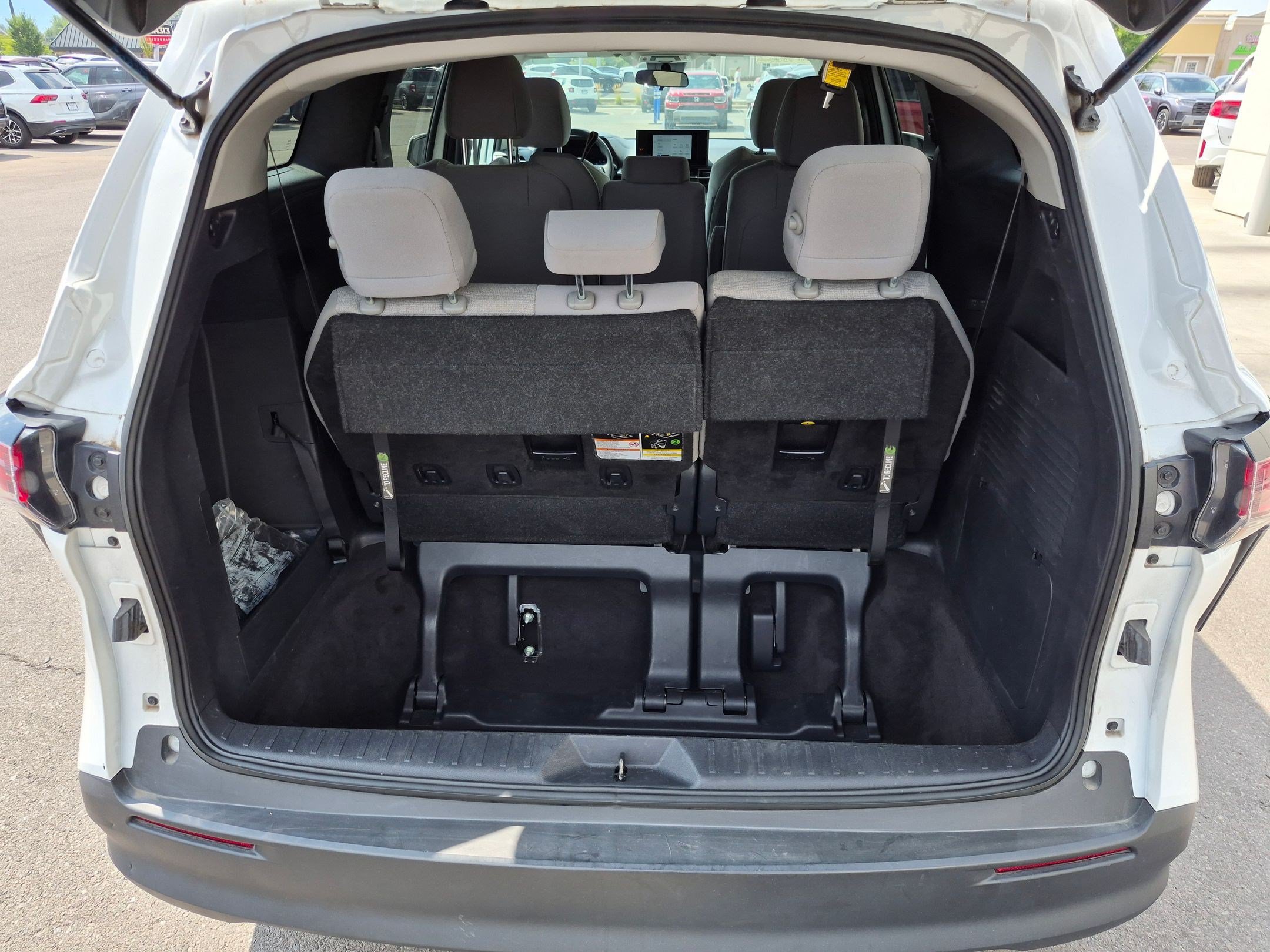 Used 2025 Toyota Sienna LE FWD image 32