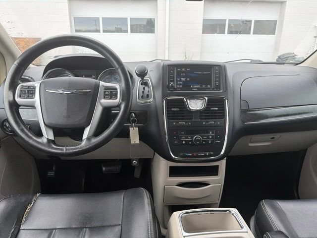 Used 2014 Chrysler Town & Country Touring w/ Driver Convenience Group FWD image 22