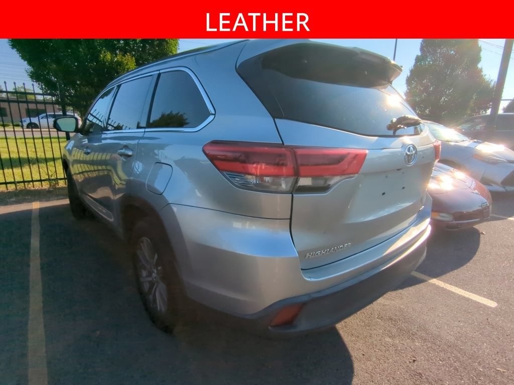 Used 2019 Toyota Highlander XLE AWD/4WD image 4