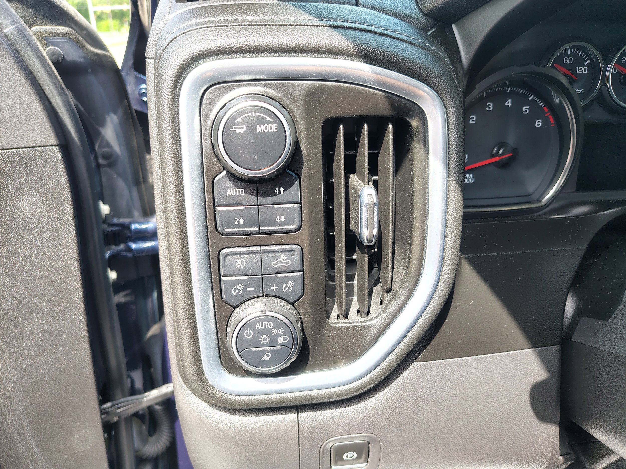 Used 2021 Chevrolet Silverado 1500 LT Trail Boss w/ Convenience Package II AWD/4WD image 24
