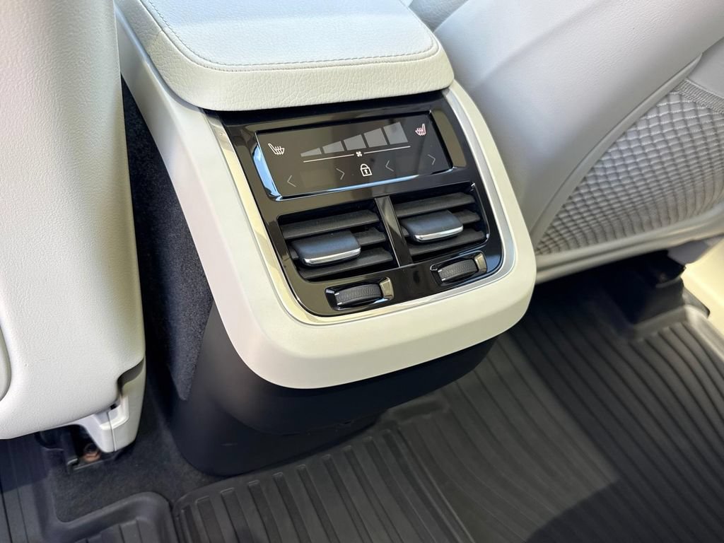 Used 2020 Volvo XC90 T6 Momentum AWD/4WD image 11