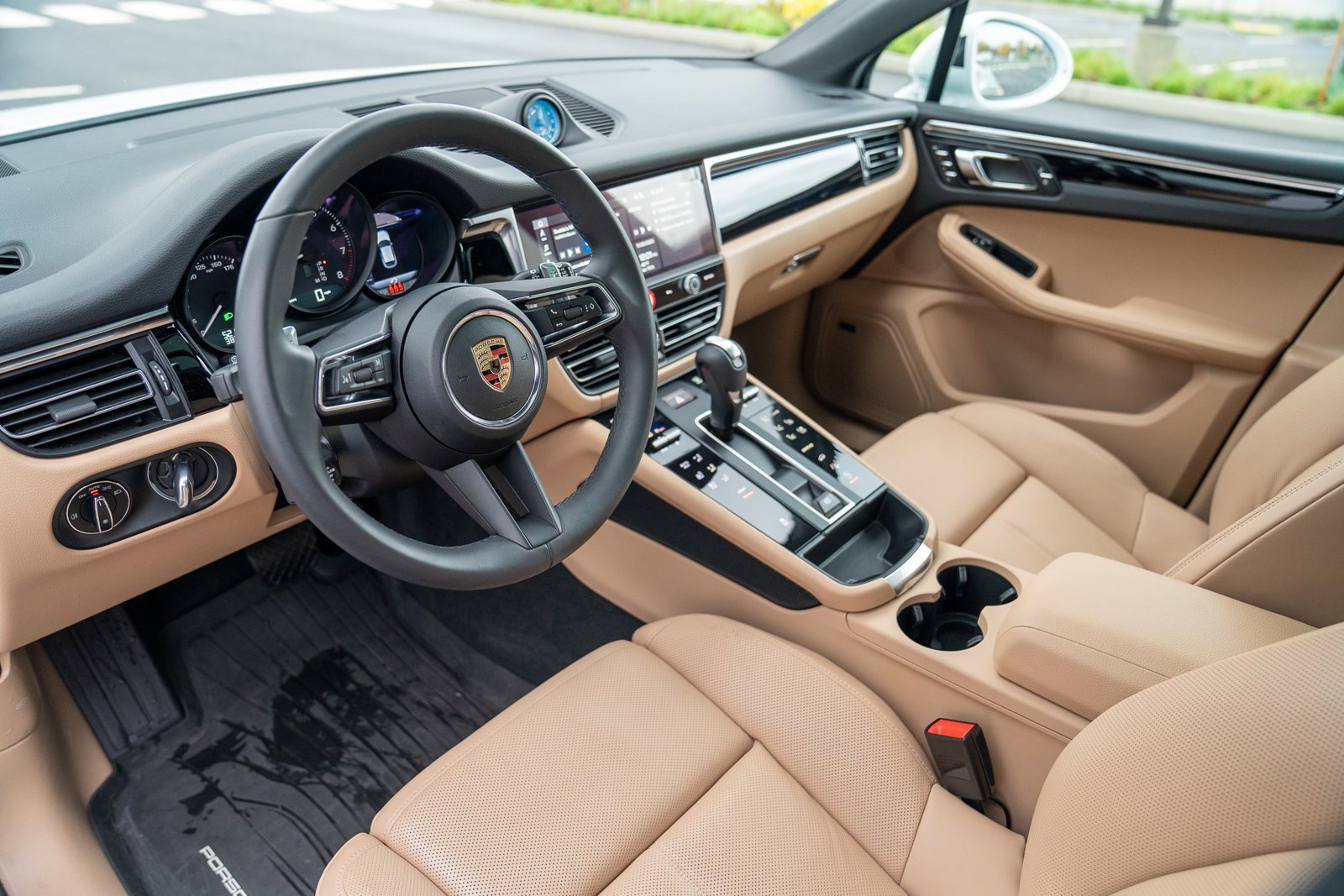Used 2025 Porsche Macan image 4