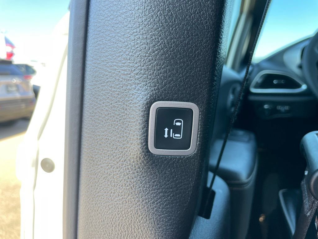 Used 2025 Chrysler Pacifica Limited image 57