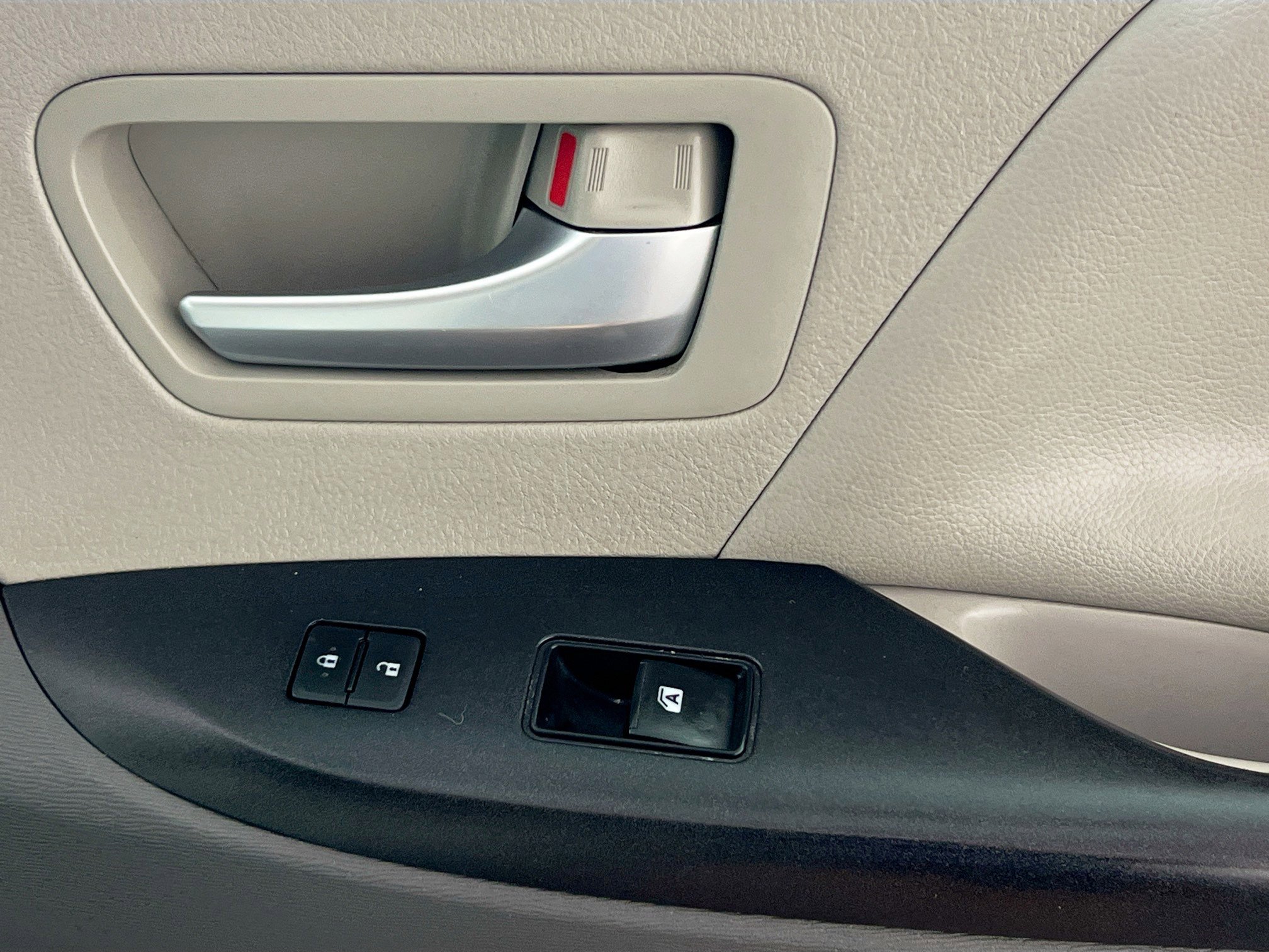 Used 2018 Toyota Sienna LE image 30