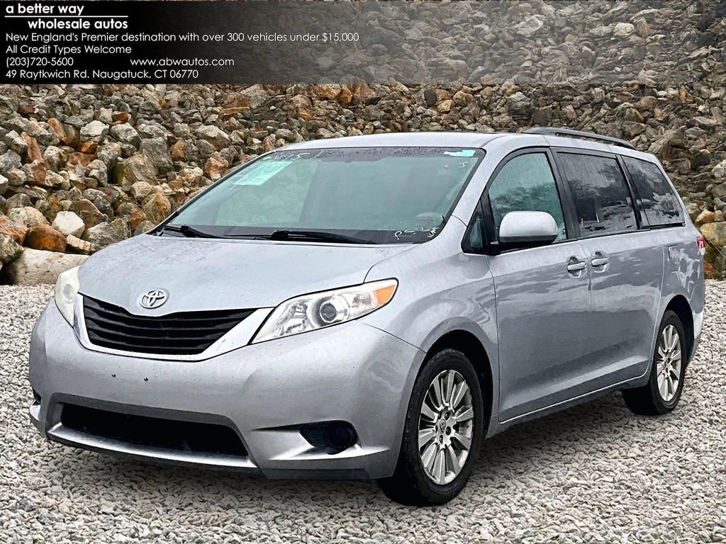 Used 2012 Toyota Sienna LE w/ Towing Pkg image 1