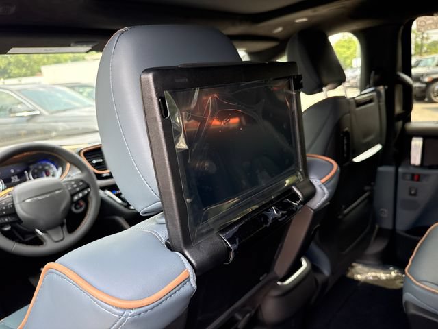 New 2027 Chrysler Pacifica Pinnacle w/ Theater Group FWD image 25