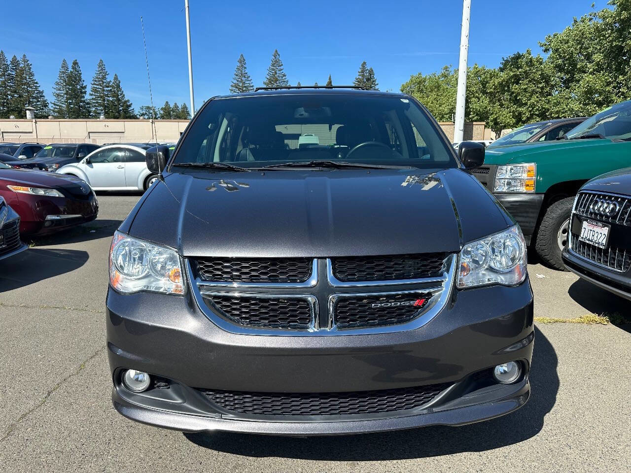 Used 2019 Dodge Grand Caravan SXT image 2