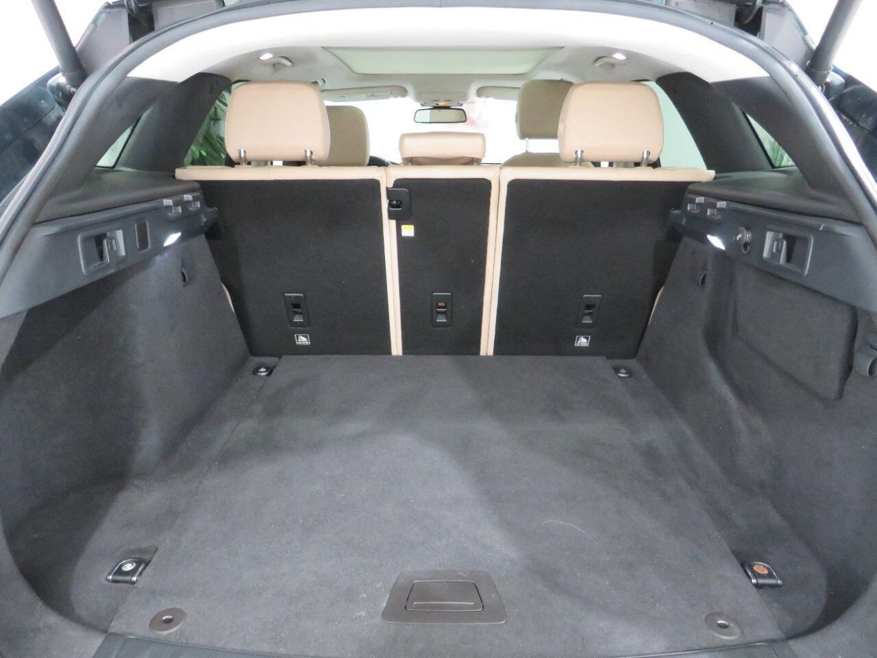 Used 2017 Jaguar F-PACE Premium image 13