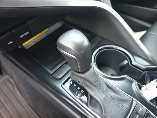 Used 2020 Toyota Camry SE w/ Sunroof Package FWD image 21