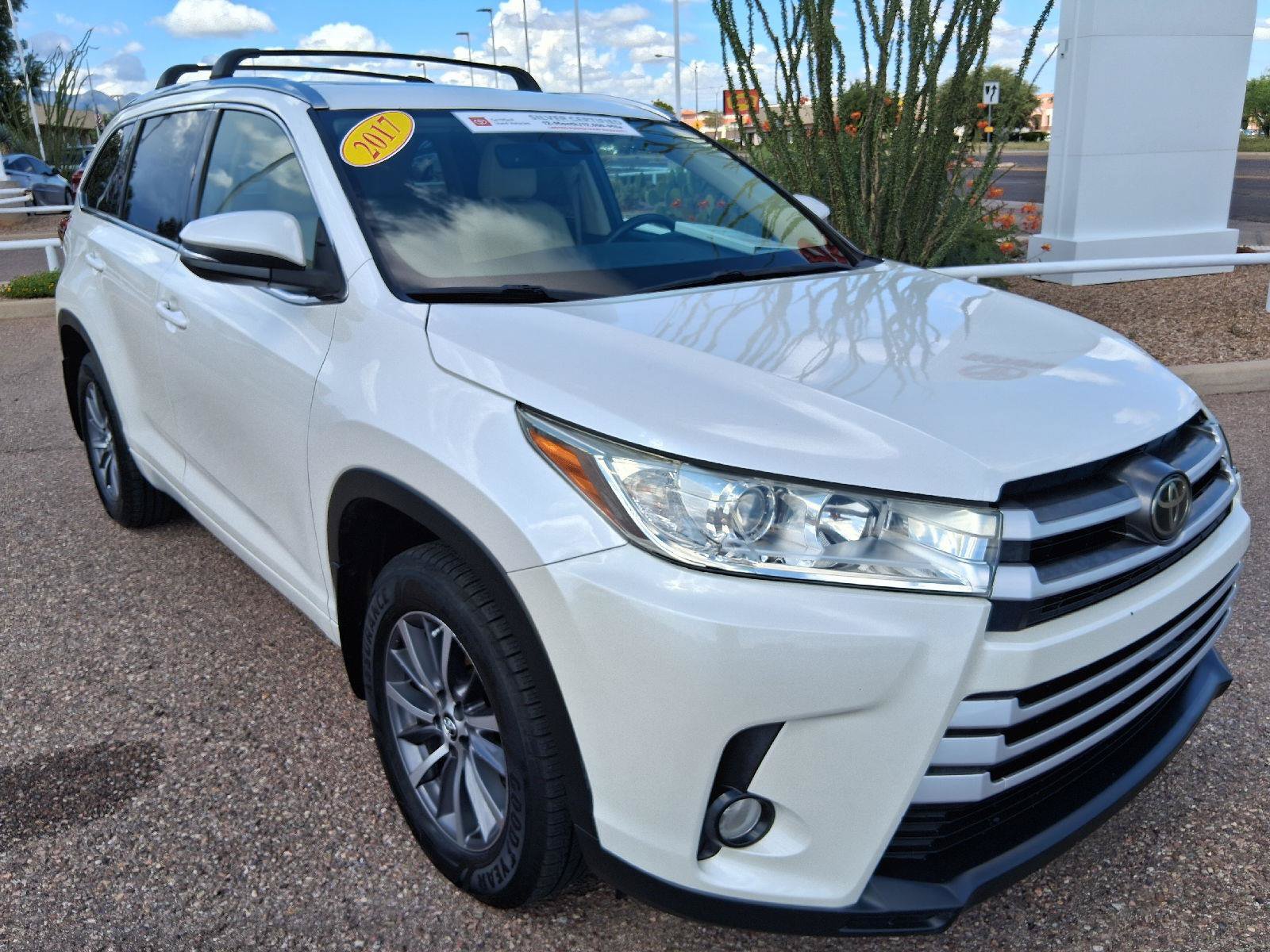 Certified 2017 Toyota Highlander XLE FWD image 9