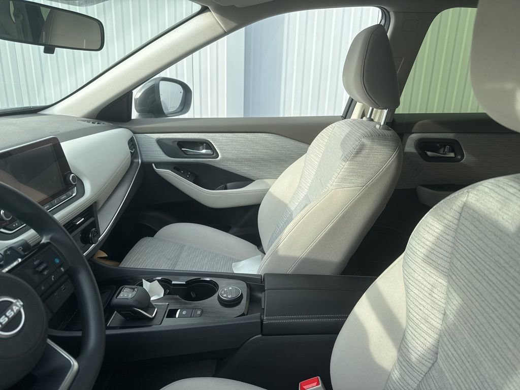 Used 2023 Nissan Rogue SV image 9