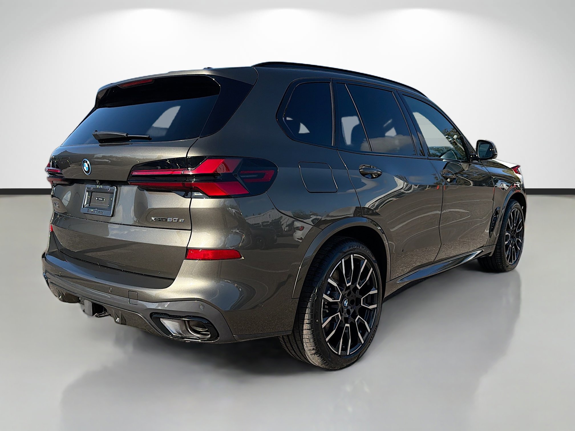 New 2026 BMW X5 xDrive50e w/ Executive Package image 3