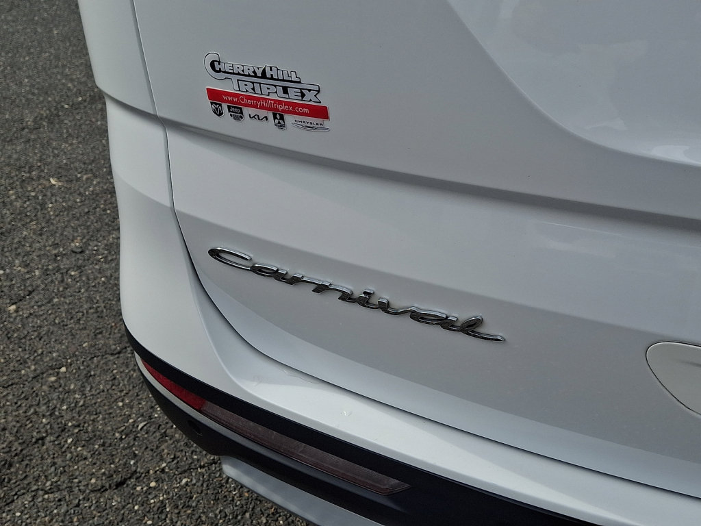 Used 2022 Kia Carnival LX FWD image 19