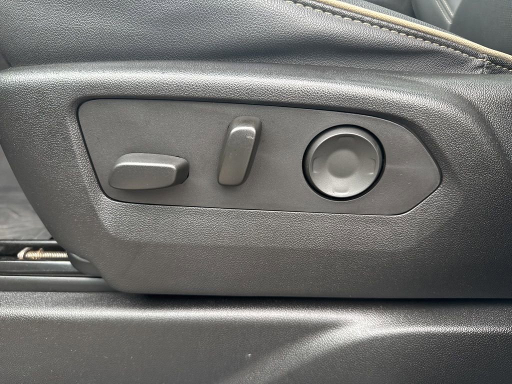 Used 2023 GMC Yukon SLT w/ SLT Premium Package image 10