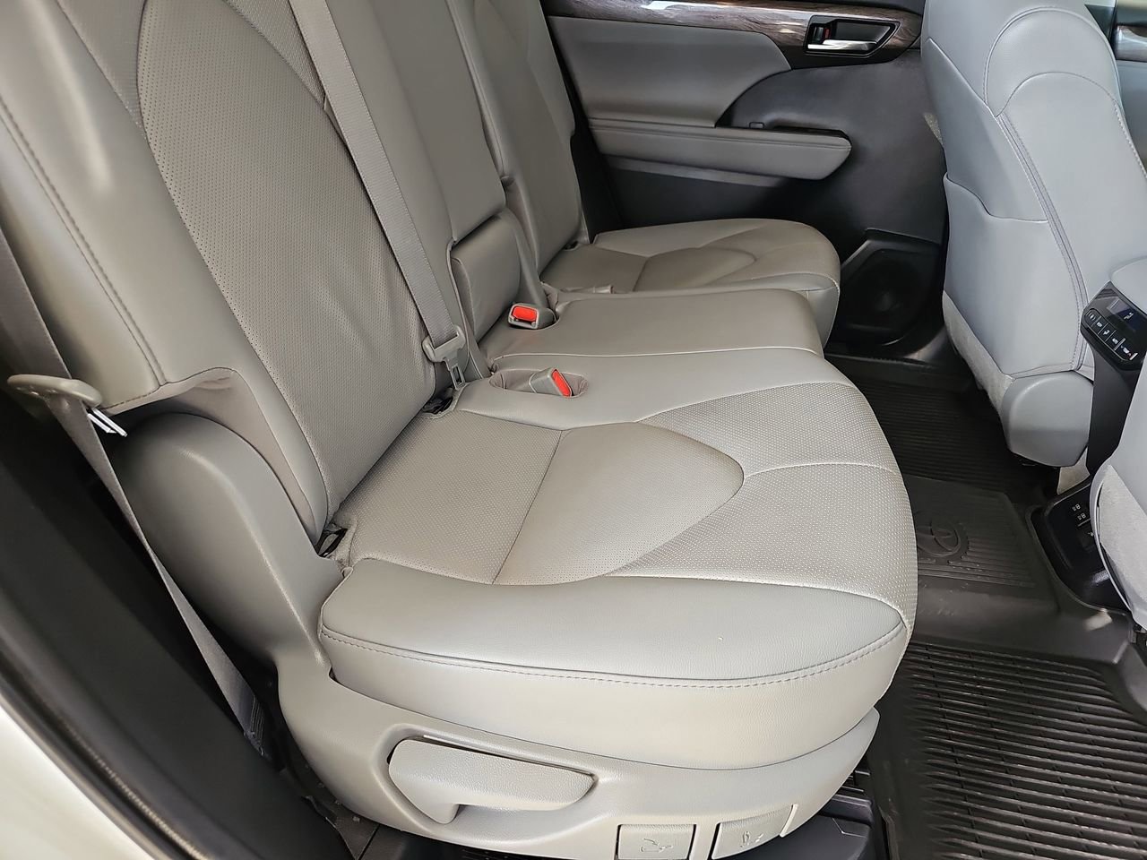 Used 2021 Toyota Highlander Limited image 19