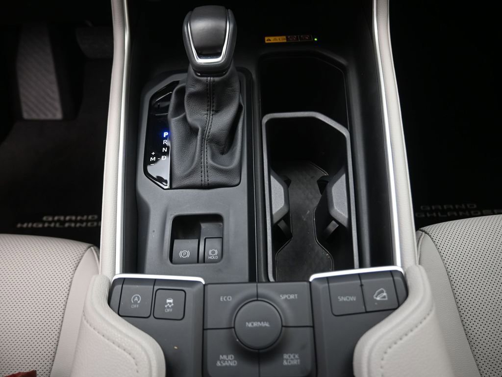 Used 2025 Toyota Grand Highlander AWD image 9