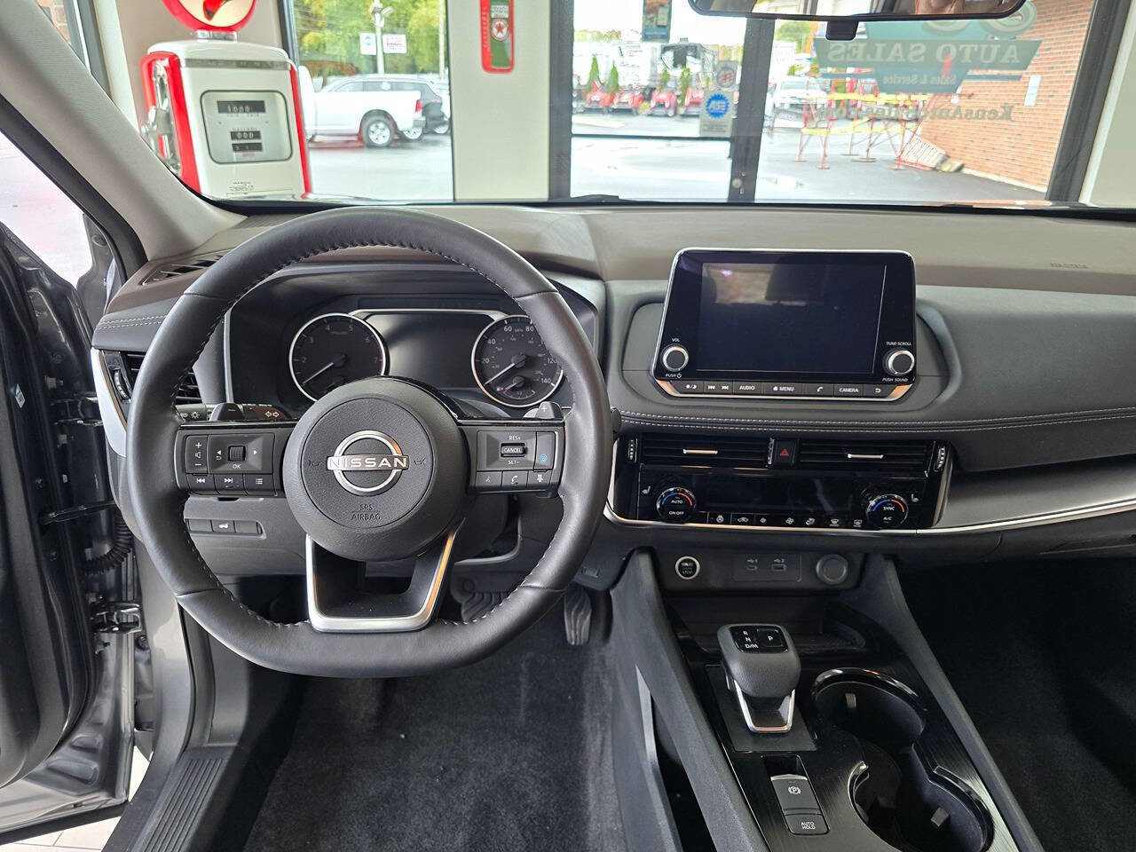 Used 2023 Nissan Rogue SV w/ SV Premium B Package image 28