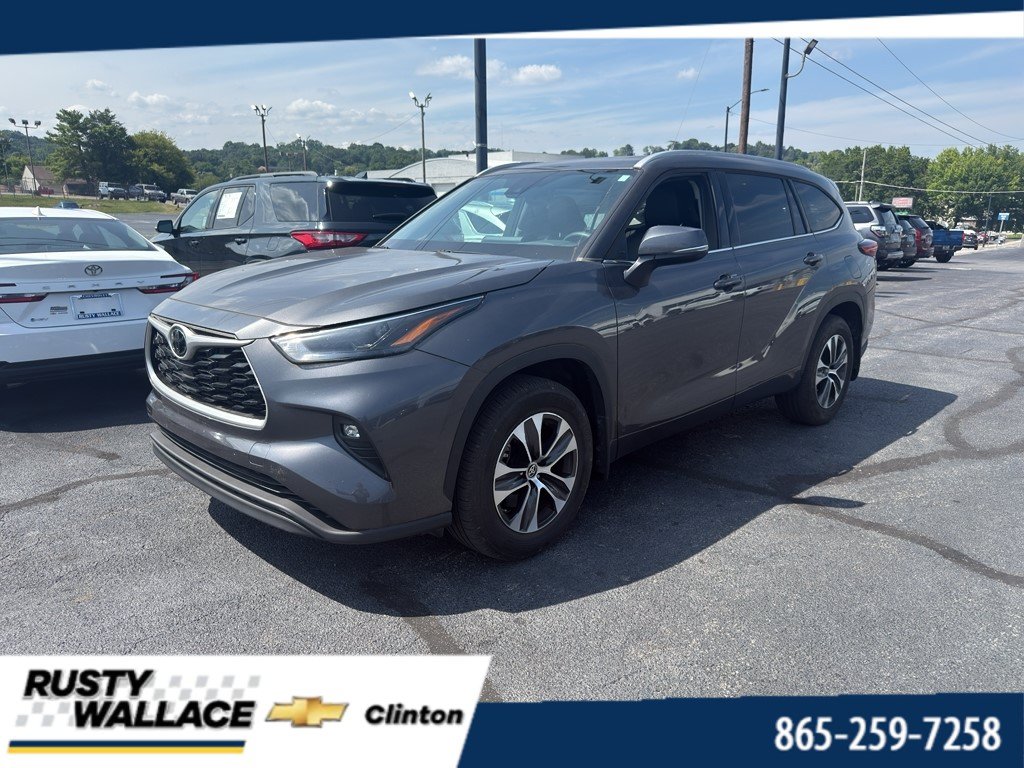 Used 2022 Toyota Highlander XLE AWD/4WD image 1
