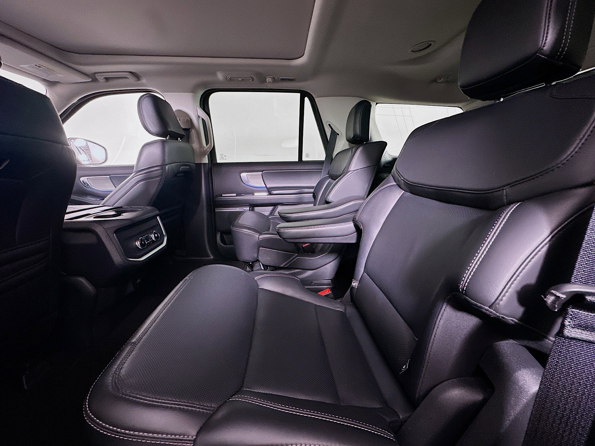 Used 2025 Ford Expedition Platinum image 29