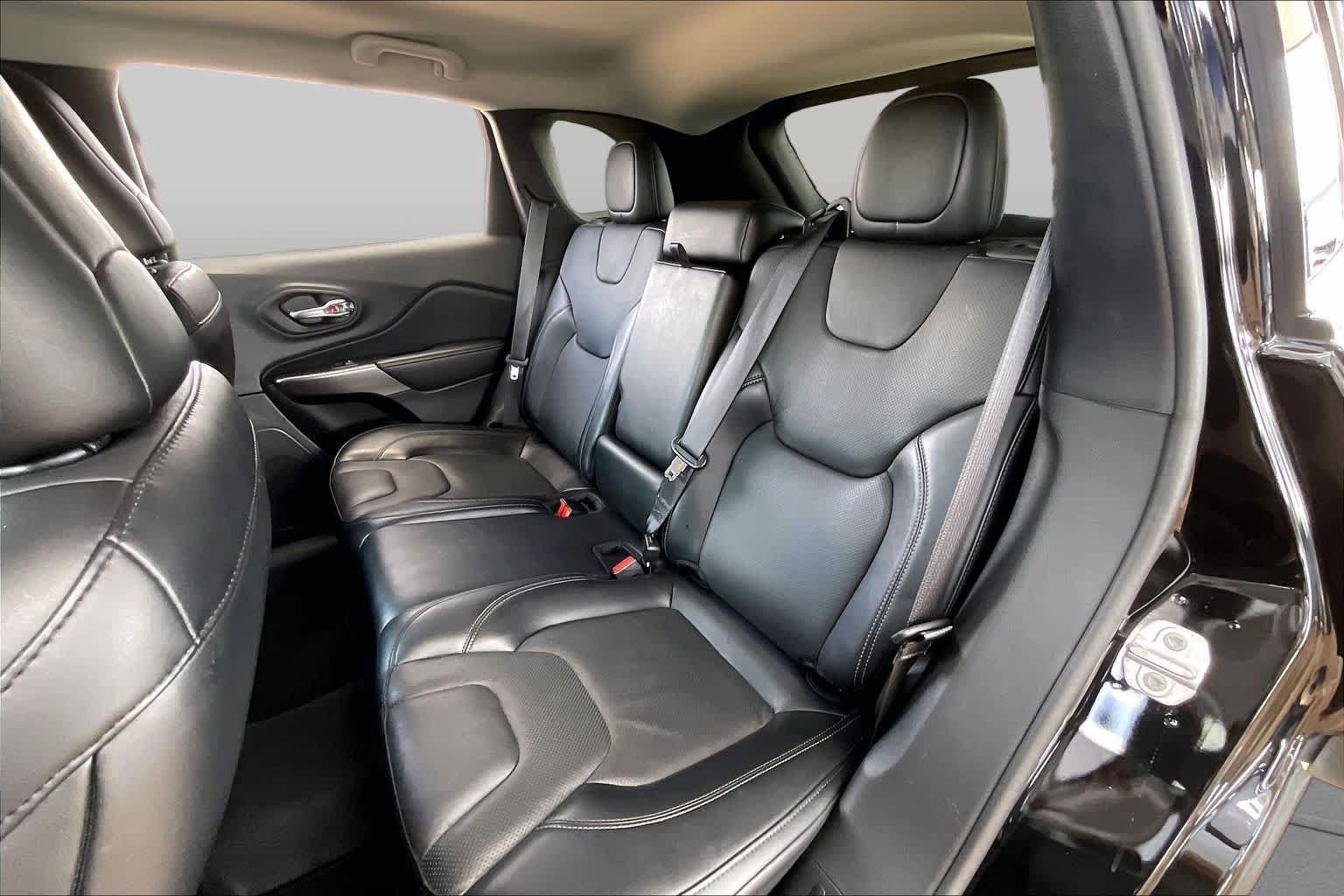 Used 2021 Jeep Cherokee Latitude Lux w/ Comfort/Convenience Group AWD/4WD image 19
