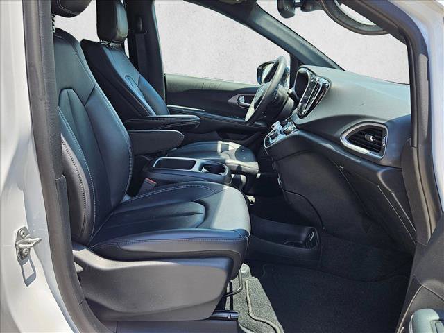 Used 2025 Chrysler Pacifica Select FWD image 19