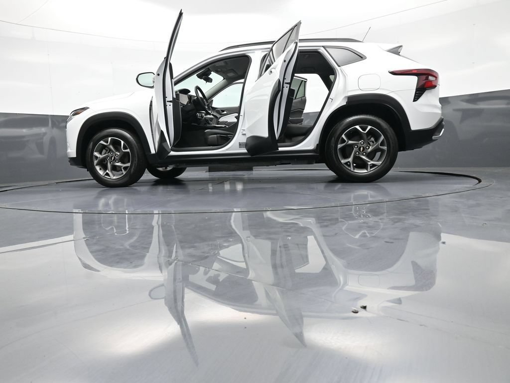 Used 2025 Chevrolet Trax LT w/ LT Convenience Package FWD image 48